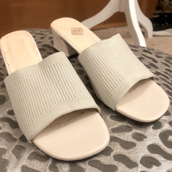 BeigeLow Heeled Slide Sandals. Size 7.5 - Picture 5 of 13